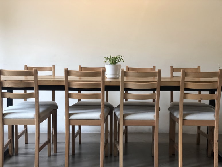 Moderne spisebordsstole og spisebord